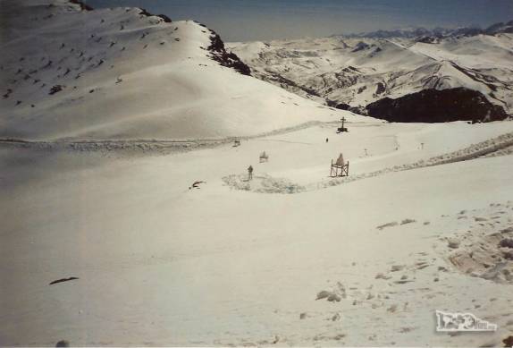 Muita neve na região do monte Chacaltaya, perto de La Paz, na Bolívia (viagem de Julho de 1990)